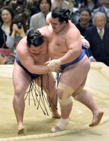 大相撲:鶴竜が横綱昇進 使者に「一生懸命努力」