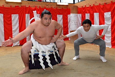 新横綱・鶴竜関が奉納土俵入り ４年ぶりの雲竜型