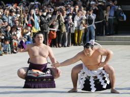 新横綱・鶴竜が奉納土俵入り ４年ぶり雲竜型