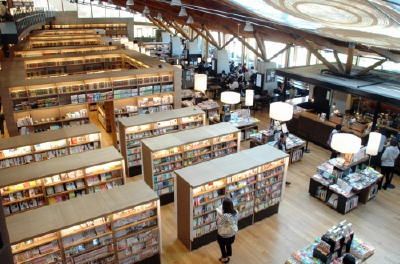 ツタヤ図書館、１年で９２万人来館したのに赤字