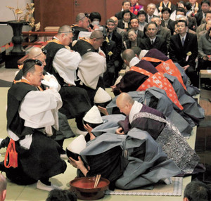 山伏が大盛りの飯、強いる 日光山輪王寺で「強飯式」