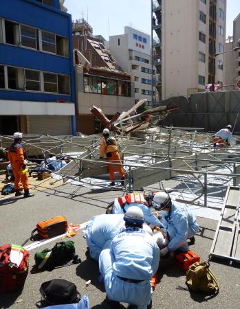 工事現場で足場崩れる＝通行人２人けが—神戸
