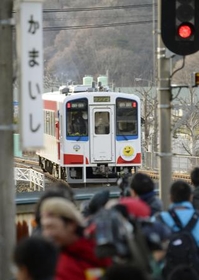 震災被害の三陸鉄道、６日に全線運行再開 「あまちゃん」登場