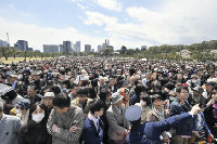 皇居に９万人超、一時は東京駅周辺の歩道まで列