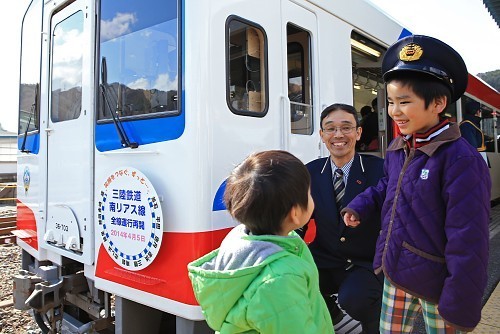 三陸鉄道全線再開で記念列車も運行（岩手県）