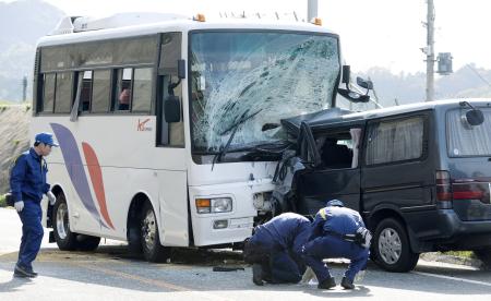 福岡「かもめロード」バスとワゴン車正面衝突