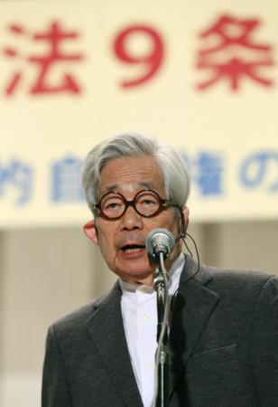 大江さん「平和主義の精神壊す」 集団的自衛権で集会