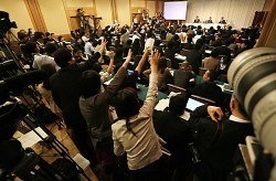 小保方氏会見:長引く会見に生中継続行 東京キー局