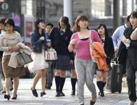 上着脱ぎ、汗ぬぐう人も…関東など今年初の夏日