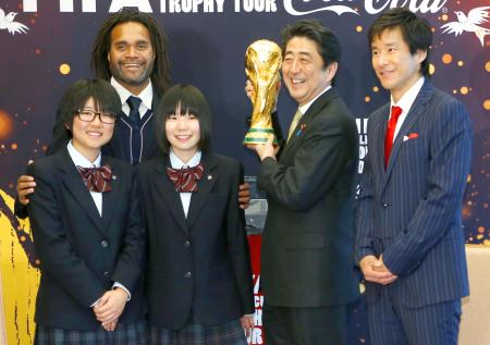 首相「優勝国として欲しい…」 サッカーＷ杯トロフィー手に