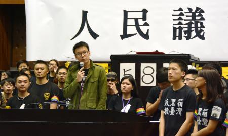 台湾 学生は議会退去も重い課題残る