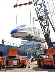 銅と空のイメージ 北陸新幹線Ｗ７系、金沢港に到着