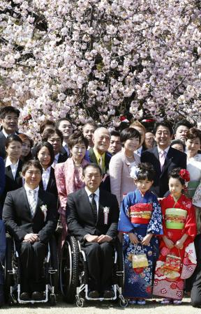 給料の上がりし春は八重桜…観桜会で首相が一句