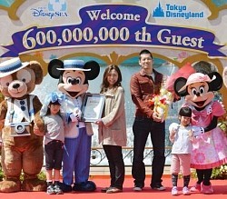 ６億人目「うれしい」 東京ディズニー来園者