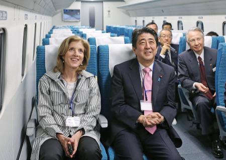 安倍首相とケネディ大使、リニア中央新幹線に試乗