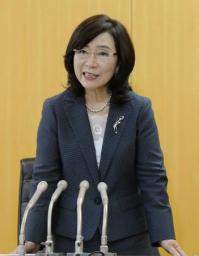 人事院:初の女性総裁・一宮氏、首相官邸で辞令交付