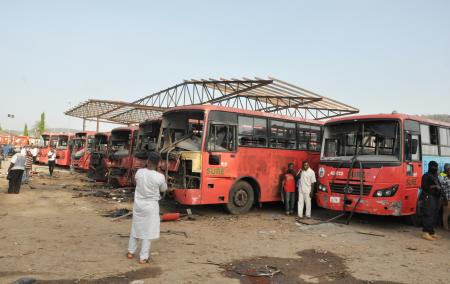 ナイジェリア:バス停で爆発、７１人死亡 過激派関与か