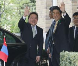 首相、横田夫妻とウンギョンさん面会に謝意 モンゴル大統領と会談