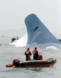 韓国旅客船事故２８０人が不明 １７６人救助、船内に多数か