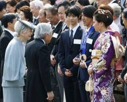 葛西、羽生選手らが出席し春の園遊会 両陛下がメダルを手に