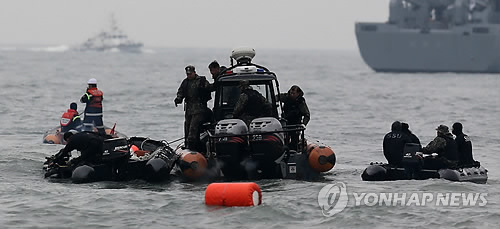 韓国船沈没、船内に３遺体 船長ら３人逮捕