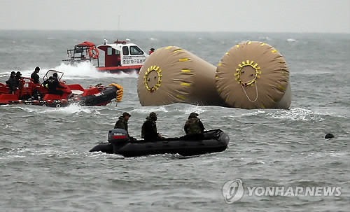 船内から新たに１３遺体収容＝捜索遅れに家族ら抗議－韓国客船事故