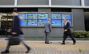 寄り付きの日経平均続伸、円弱含みで先物に買い