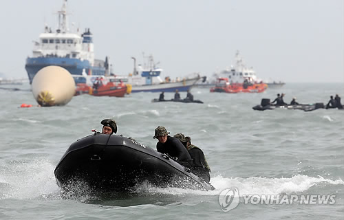 韓国沈没船、死者１０４人に…３階食堂は入れず