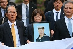 海自自殺訴訟:いじめ原因と認定 東京高裁