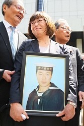 海自いじめ自殺訴訟:「隠蔽体質変えて」遺族の願い届く