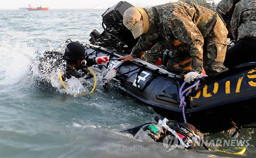 韓国客船沈没:空気だまり、確認できず 客室集中捜索