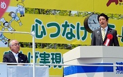 安倍首相:メーデーに参加 「残業代ゼロ反対」のヤジ飛ぶ