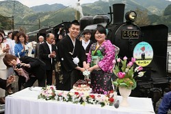 結婚式:ＳＬ列車で「幸せ」２人の門出 静岡・大井川鉄道