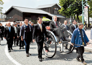 ＪＲ掛川駅:木造駅舎完成祝う 市民の力で復元 米大使が祝辞 ／静岡