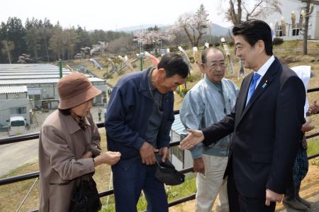 首相 岩手で災害公営住宅視察