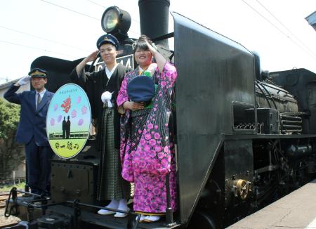 ＳＬ披露宴:鉄道好きが高じて 大井川鉄道で山梨カップル ２人の人生の旅、出発進行〜 ／静岡