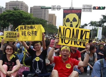 台湾が第4原発の建設を凍結、住民が反原発の大規模デモ