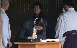 安倍首相:明治神宮を参拝「私人として」