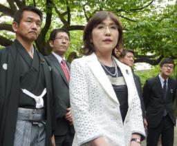 稲田行革相が靖国神社を参拝