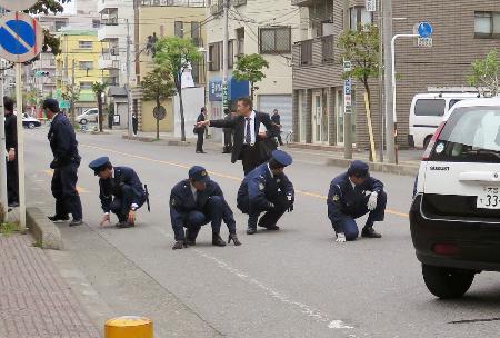 コンビニ強盗に警官発砲 脚にけが、埼玉・西川口