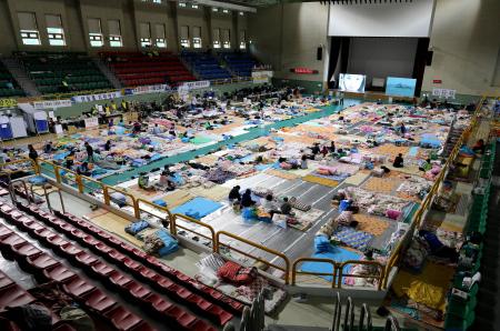 韓国沈没船、死者２００人超す ５階部分で発見相次ぐ