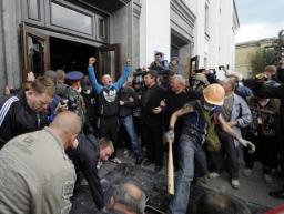 ウクライナ東部ドネツクで親ロシア派が検察庁を占拠