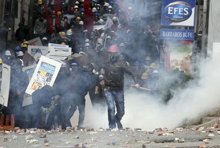 トルコのメーデー集会、警官隊と衝突 １４０人以上拘束