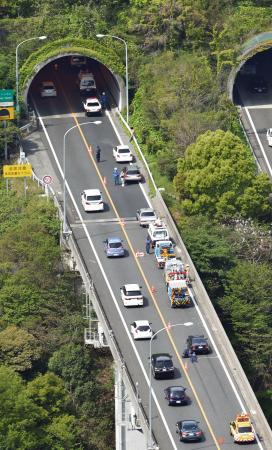 阪和道で事故、１０人搬送＝トンネル内外で約２０台絡む－大阪