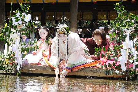 47NEWS ＞ 共同ニュース ＞ 京都の上賀茂神社で「御禊の儀」 斎王代、葵祭の無事願う