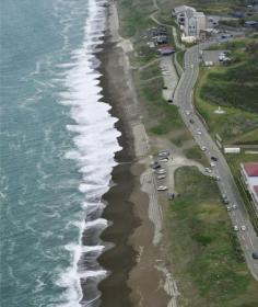 新潟・上越市の海岸、海に流され５人死亡