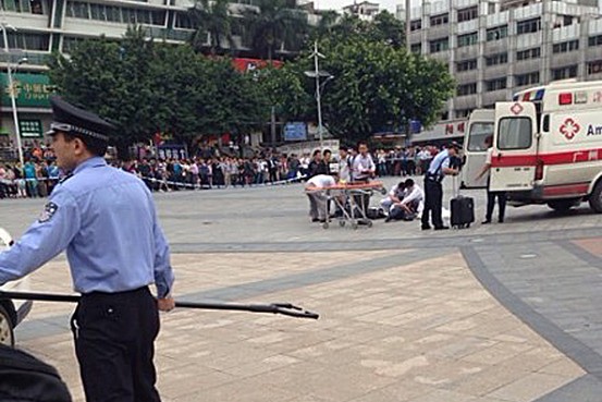 中国・広州駅前で男が通行人切りつけ、６人負傷