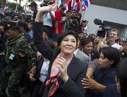 UPDATE 3-タイ憲法裁、政府高官人事で違憲判決 インラック首相失職