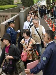 再開・オウム裁判:菊地被告「申し訳ない」 爆破被害者に−−東京地裁初公判