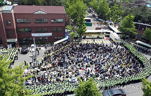 【韓国旅客船沈没】 死者数めぐるＫＢＳ幹部発言に遺族ら抗議 「言ってない」暴行騒ぎも